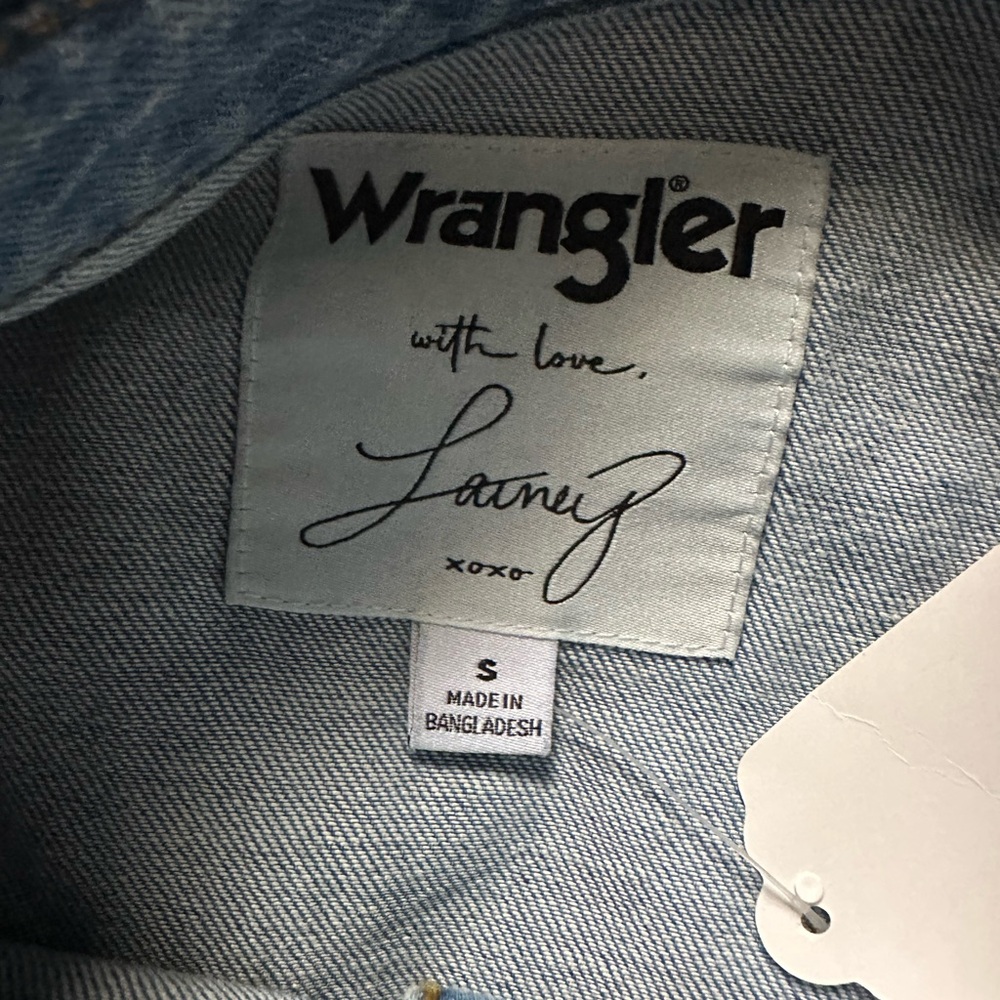 Lainey Wilson X Wrangler Denim Western Shirt - Picture 7 of 11